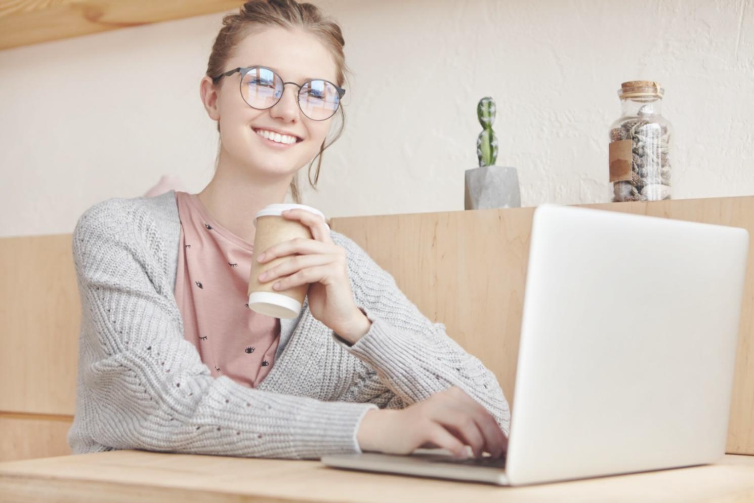 Environnement de travail moderne avec écrans affichant des analyses financières collaboratives
