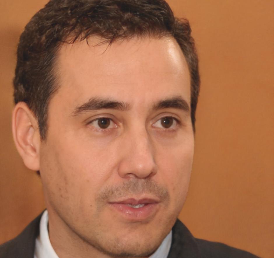 Portrait d'expert financier en costume analysant des tendances de marché