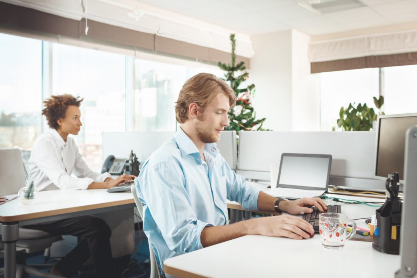 Espace de travail moderne avec outils financiers